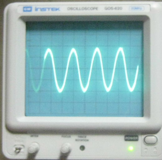 Stray voltage on motor leads. VFD induced voltage oscilloscope waveform. Oscilloscope display of stray volts from VFD